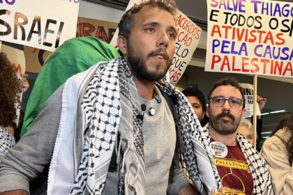 thiago-avila-chega-ao-brasil-e-e-recebido-por-grupo-pro-palestina