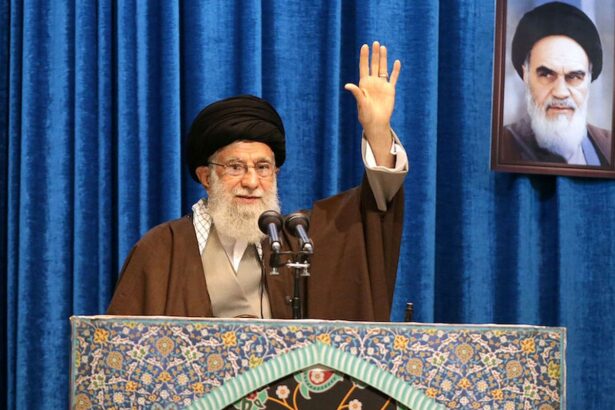 aiatola-ameaca-reagir-contra-eua-apos-trump-exigir-a-rendicao-do-ira