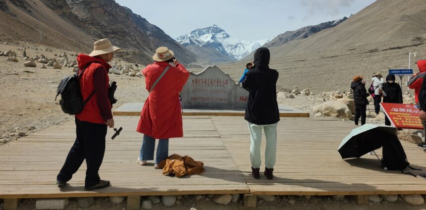turismo-e-mudancas-climaticas-estao-transformando-a-rotina-e-a-paisagem-do-monte-everest