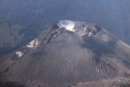 brasileira-cai-durante-trilha-a-vulcao-e-aguarda-resgate-na-indonesia
