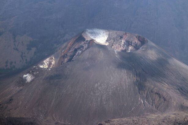 brasileira-cai-durante-trilha-a-vulcao-e-aguarda-resgate-na-indonesia