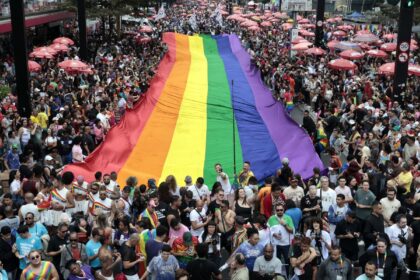 parada-lgbt+-de-sp-discute-o-envelhecimento-em-meio-a-festa-e-reflexao
