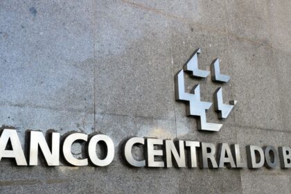 bc-diz-que-selic-deve-ser-mantida-em-15%-por-periodo-prolongado