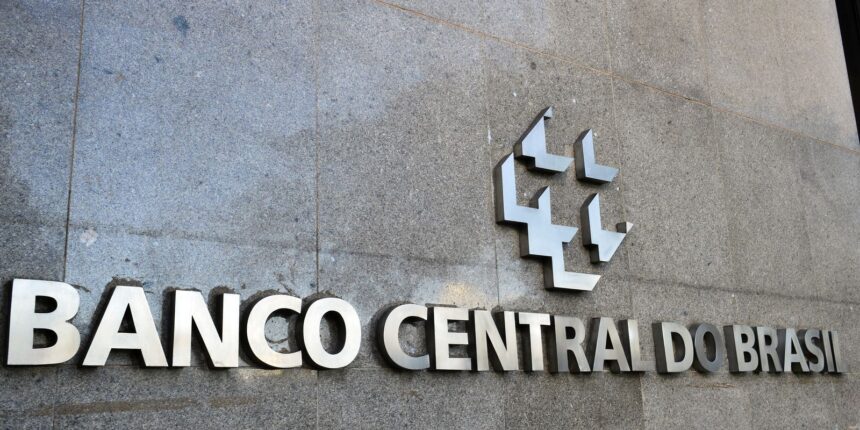 bc-diz-que-selic-deve-ser-mantida-em-15%-por-periodo-prolongado