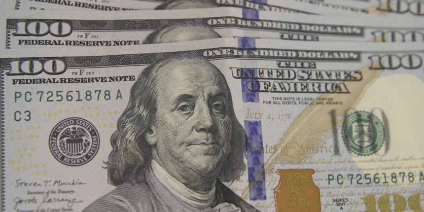 dolar-cai-para-r$-5,49-com-derrubada-de-alta-do-iof-e-inflacao-menor