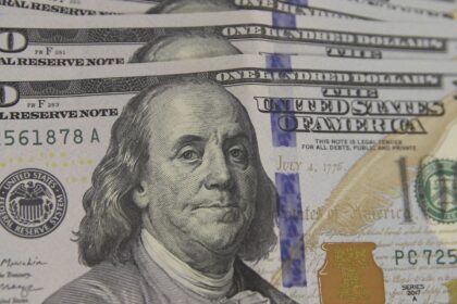 dolar-cai-para-r$-5,49-com-derrubada-de-alta-do-iof-e-inflacao-menor