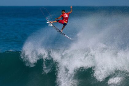 italo-ferreira-brilha-com-aereo-para-alcancar-quartas-da-etapa-do-rio