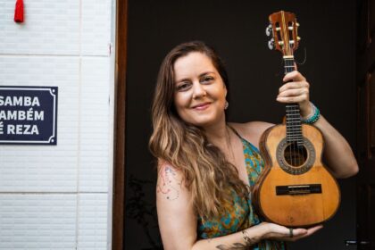 roberta-nistra-segue-linhagem-da-mulher-sambista-que-toca-cavaquinho