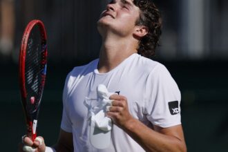 joao-fonseca-crava-outra-vitoria-em-wimbledon-e-avanca-a-3a-rodada
