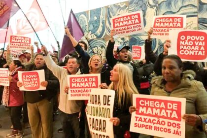 povo-sem-medo-e-mtst-fazem-ato-pela-taxacao-de-bilionarios