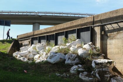 nivel-do-guaiba-recua,-e-prefeitura-de-porto-alegre-reabre-comportas