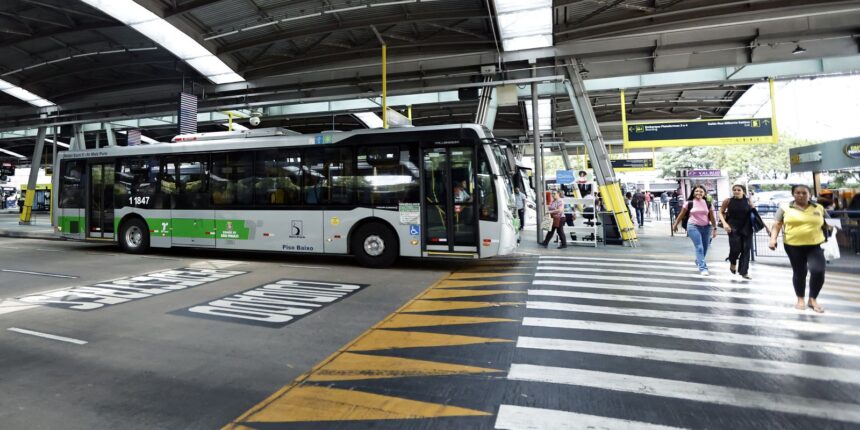 pm-combate-vandalismo-contra-onibus-em-sao-paulo