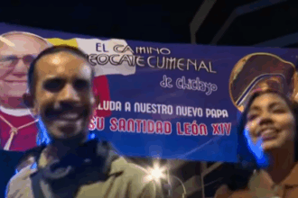 peru-da-boas-vindas-ao-“papa-peruano”-com-dancas,-humor-e-propaganda