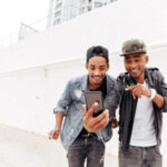 no-brasil,-meninos-negros-sonham-em-ser-influenciadores-digitais.-por-que?