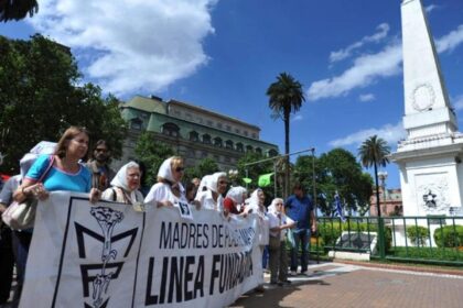 avos-da-praca-de-maio-encontram-140°-neto-sequestrado-pela-ditadura
