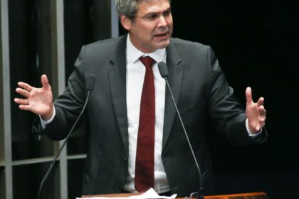 lider-do-pt-na-camara-diz-que-tarifas-de-trump-sao-ataque-a-democracia