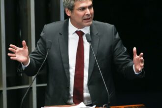 lider-do-pt-na-camara-diz-que-tarifas-de-trump-sao-ataque-a-democracia