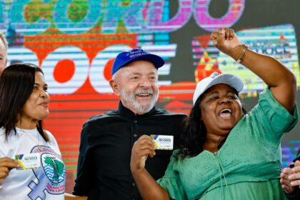 lula-anuncia-r$-3,7-bi-para-atingidos-por-lama-da-barragem-em-mariana