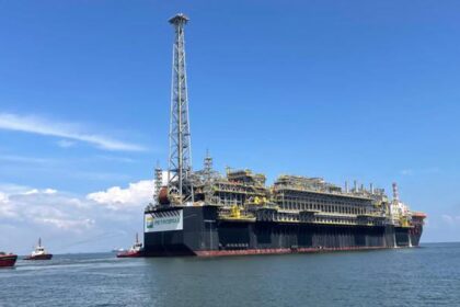 plataforma-da-petrobras-que-reforcara-o-pre-sal-deixa-singapura