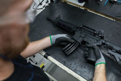 pm-do-rio-apreende-fuzis-e-granadas-em-acao-contra-o-crime-organizado
