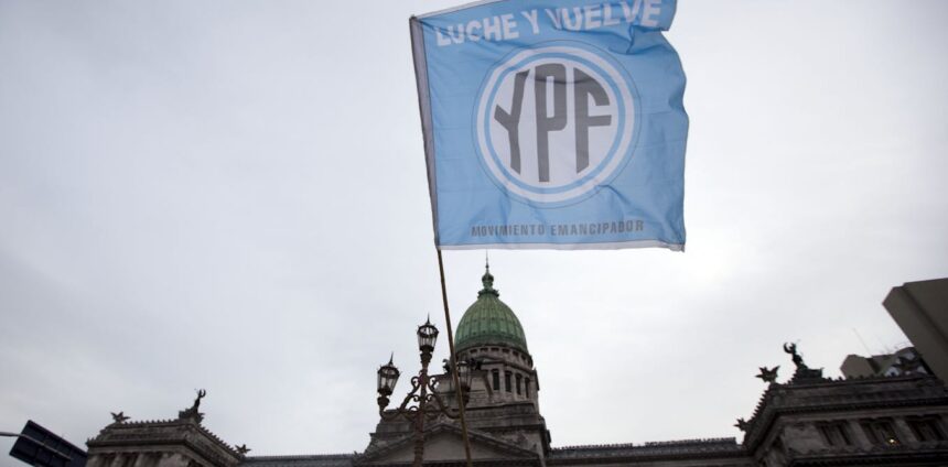 transferencia-de-acoes-da-ypf-para-fundos-credores-coloca-em-xeque-soberania-argentina