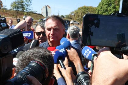 pf-cumpre-mandados-na-casa-de-jair-bolsonaro,-que-usara-tornozeleira