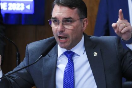 em-dia-de-operacao-contra-jair-bolsonaro,-flavio-desembarca-na-europa