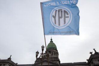 transferencia-de-acoes-da-ypf-para-fundos-credores-coloca-em-xeque-soberania-argentina