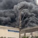 incendio-atinge-galpoes-comerciais-em-barueri,-na-grande-sao-paulo