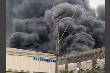 incendio-atinge-galpoes-comerciais-em-barueri,-na-grande-sao-paulo
