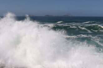 marinha-mantem-alerta-de-ondas-fortes-no-rio-ate-quinta-feira