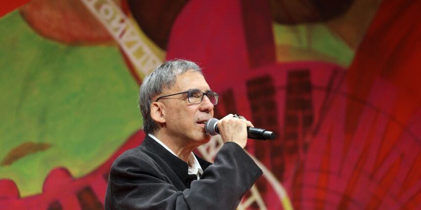 arnaldo-antunes-canta-e-recita-leminski-na-abertura-da-flip,-em-paraty