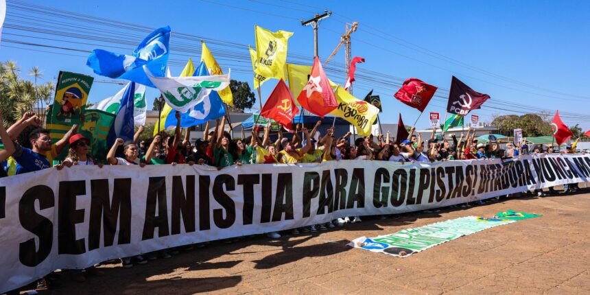 manifestantes-queimam-bandeira-dos-eua-e-boneco-de-trump-em-embaixada