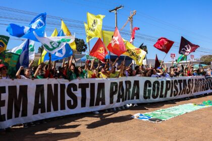 em-ato-pro-soberania,-manifestantes-queimam-bandeira-e-boneco-de-trump