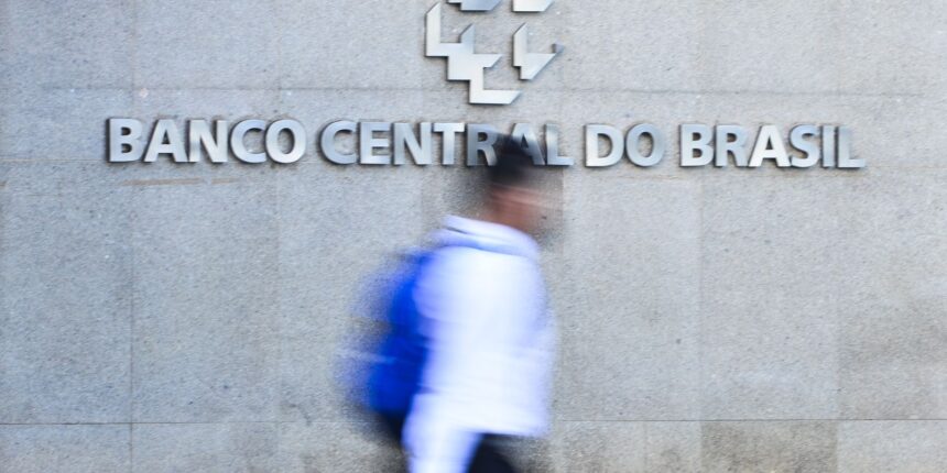 bc-acompanha-tarifaco-e-ve-juro-alto-por-tempo-“bastante-prolongado”