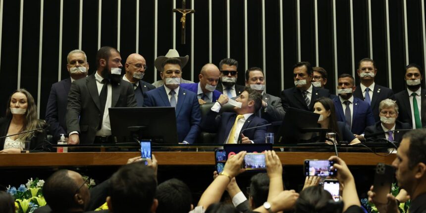 camara:-base-do-governo-chama-ocupacao-do-plenario-de-“chantagem”