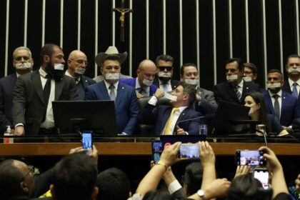 oposicao-ocupa-plenarios-por-anistia-a-8/1-e-impeachment-de-moraes