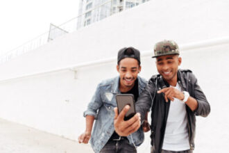 no-brasil,-meninos-negros-sonham-em-ser-influenciadores-digitais.-por-que?