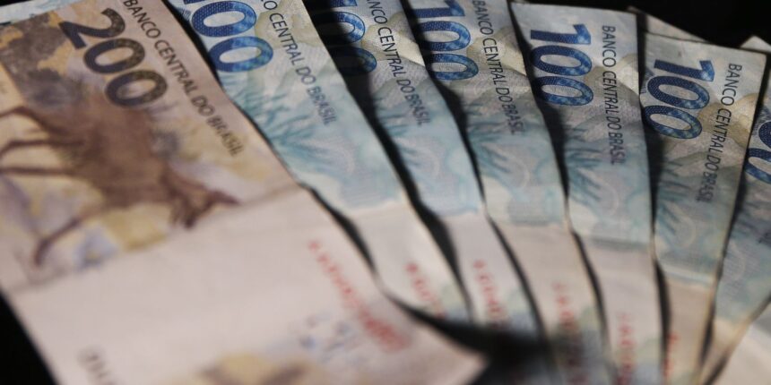 brasileiros-sacam-r$-318,37-milhoes-em-valores-a-receber-em-junho