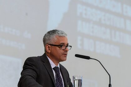brasil-defendeu-democracia-melhor-que-eua,-diz-professor-de-harvard