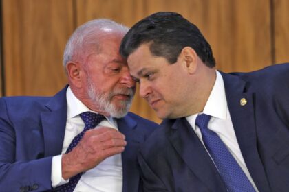 a-bola-esta-com-o-congresso,-diz-lula-sobre-pacote-contra-tarifaco