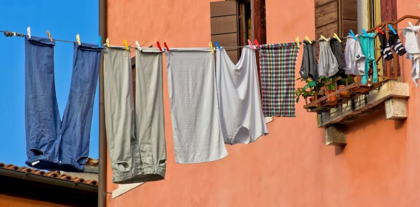 por-que-algumas-roupas-encolhem-na-lavagem?-uma-cientista-textil-explica-como-“desencolhe-las”
