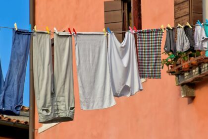 por-que-algumas-roupas-encolhem-na-lavagem?-uma-cientista-textil-explica-como-“desencolhe-las”