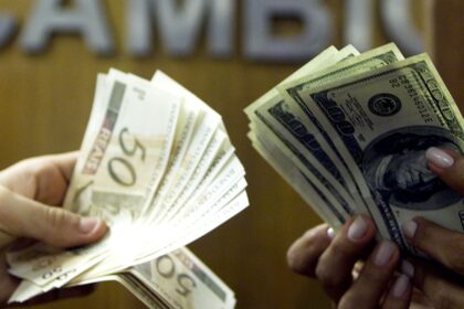 dolar-segue-mercado-internacional-e-sobe-para-r$-5,43