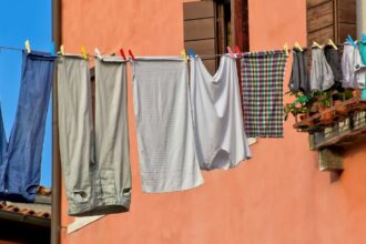 por-que-algumas-roupas-encolhem-na-lavagem?-uma-cientista-textil-explica-como-“desencolhe-las”