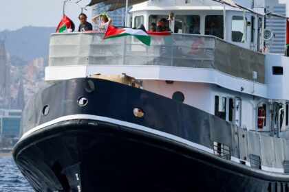 greta-thunberg-se-junta-a-flotilha-que-se-dirige-com-ajuda-para-gaza