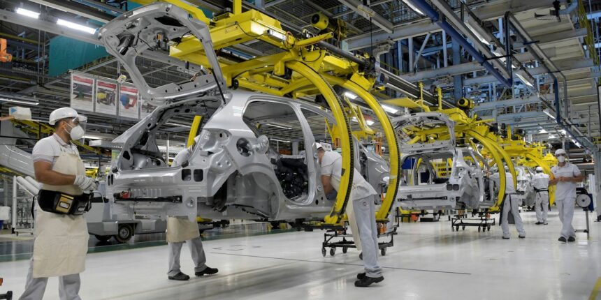 producao-industrial-recua-0,2%-em-julho-e-acumula-efeitos-do-juro-alto