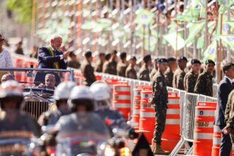 lula-e-ministros-acompanham-desfile;-publico-entoa-“sem-anistia”