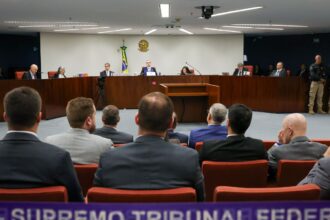 ao-vivo:-stf-retoma-julgamento-de-bolsonaro;-dino-e-o-segundo-a-votar 