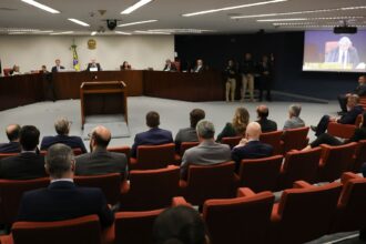 stf-retoma-julgamento-de-bolsonaro-apos-intervalo;-fux-prossegue-voto